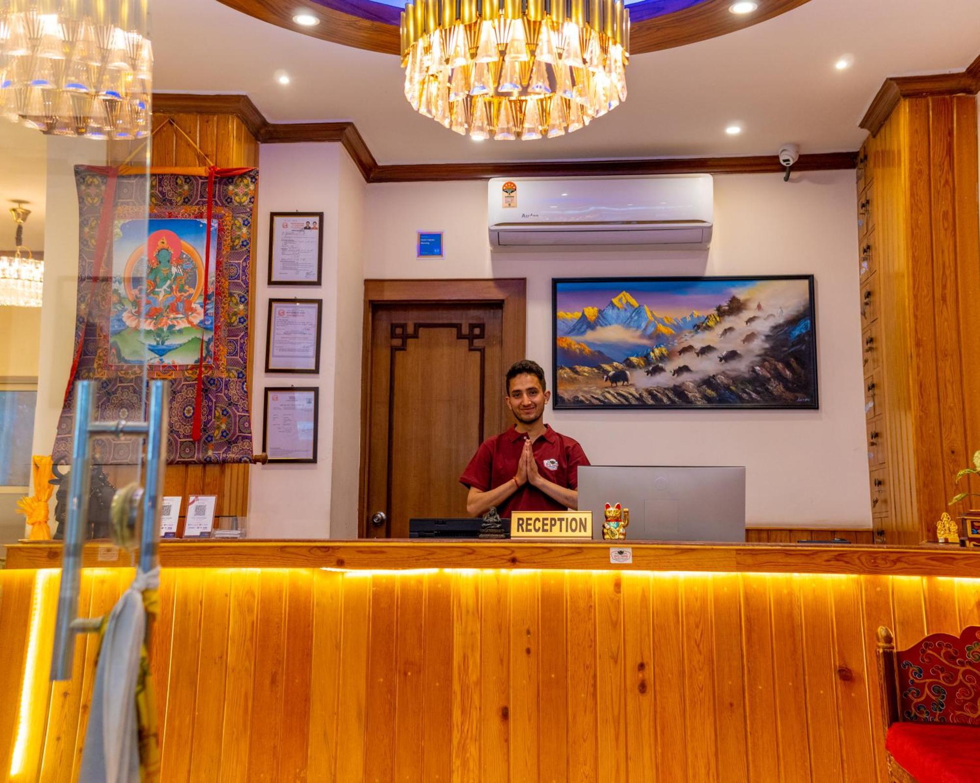 Hotel Yakroo Manang Catmandu Exterior foto
